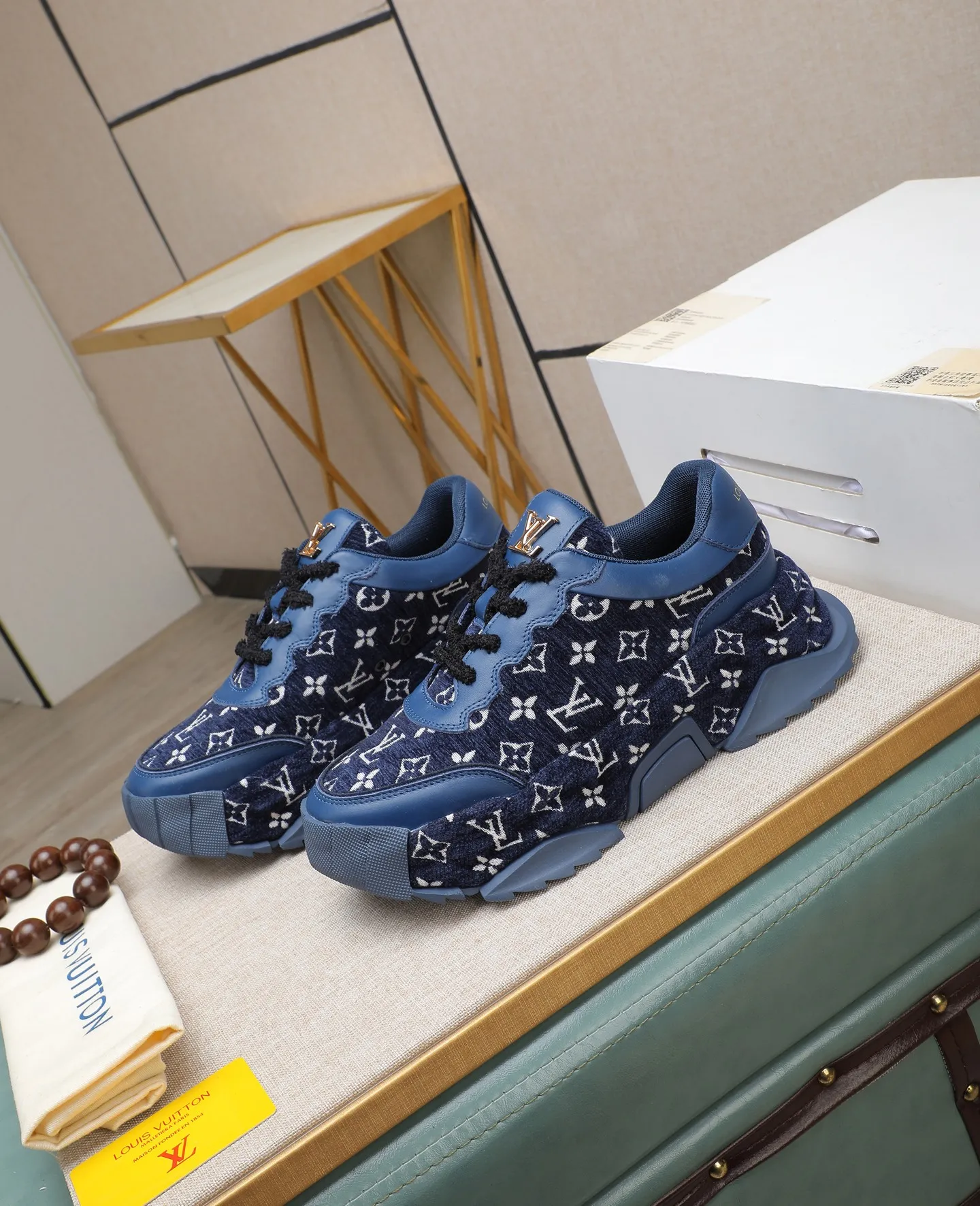 Men's shoes 💰600 LV are novel and fashionable, and the uppers are made of imported cowhide + LV special materials! Super trendy design! It’s eye-catching! The leather is soft, delicate, shiny and translucent, showing the ultimate in pure handcraftsmanship, and the mesh is soft, comfortable and breathable! Size: 39-44 (38 45 customized)
